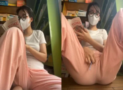 Em vừa đọc sách vừa nhét sextoy vào lồn cho sướng