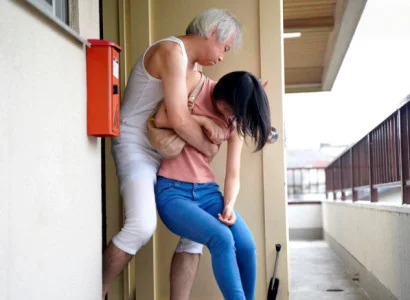 Cô gái mới cưới bị bố chồng già xâm hại