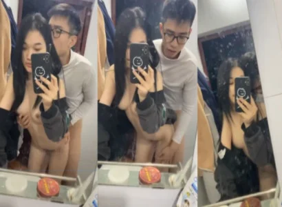 Hai sinh viên trẻ cùng làm tình nhau trước gương