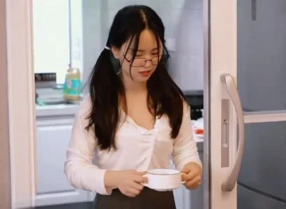 Người quen trong xóm bị người phụ nữ đã ly hôn hút