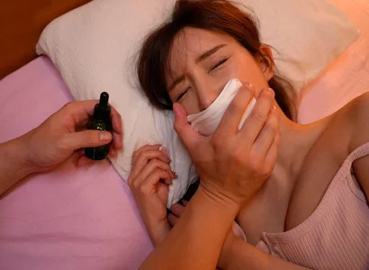 Người kia chuốc thuốc mê vào thức uống của cô em họ xinh đẹp và quan hệ